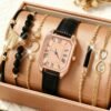 6 قطع مجموعة ساعات نسائية كوارتز، تشمل ساعة كوارتز بقرص أسود، سوار أوراق خرزي أسود، سوار دائري قلب، سوار مخطط مستطيل أسود، وسوار رمز اللانهاية. علبة ساعة ذهبية وردية مع سوار جلد pu أسود، تبرز أناقة الموضة الراقية وتؤكد الجودة العالية. 10