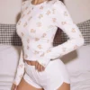 تي شيرت نسائي بطباعة رسومية 2026 الجديد، بطبعة دب جميل، بتصميم ضيق وأنيق، بيجامات ومابس منزلية نسائية، مناسبة للصيف والربيع، طراز y2k 3