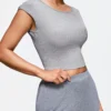 shapora ملابس علوية قصير بطراز أمريكي كلاسيكي، بياقة طاقم، مناسب للجسم، مرن، كاشف للخصر، قطعة علوية نسائية كاجوال خفيفة الوزن، مناسب للملابس المنزلية أو الخارجية 2