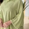 yasmyna فستان ربيع/صيف مزين باللؤلؤ بتصميم أنيق وممشوق مع خرز ونسيج بارز 2