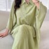 yasmyna فستان ربيع/صيف مزين باللؤلؤ بتصميم أنيق وممشوق مع خرز ونسيج بارز 4