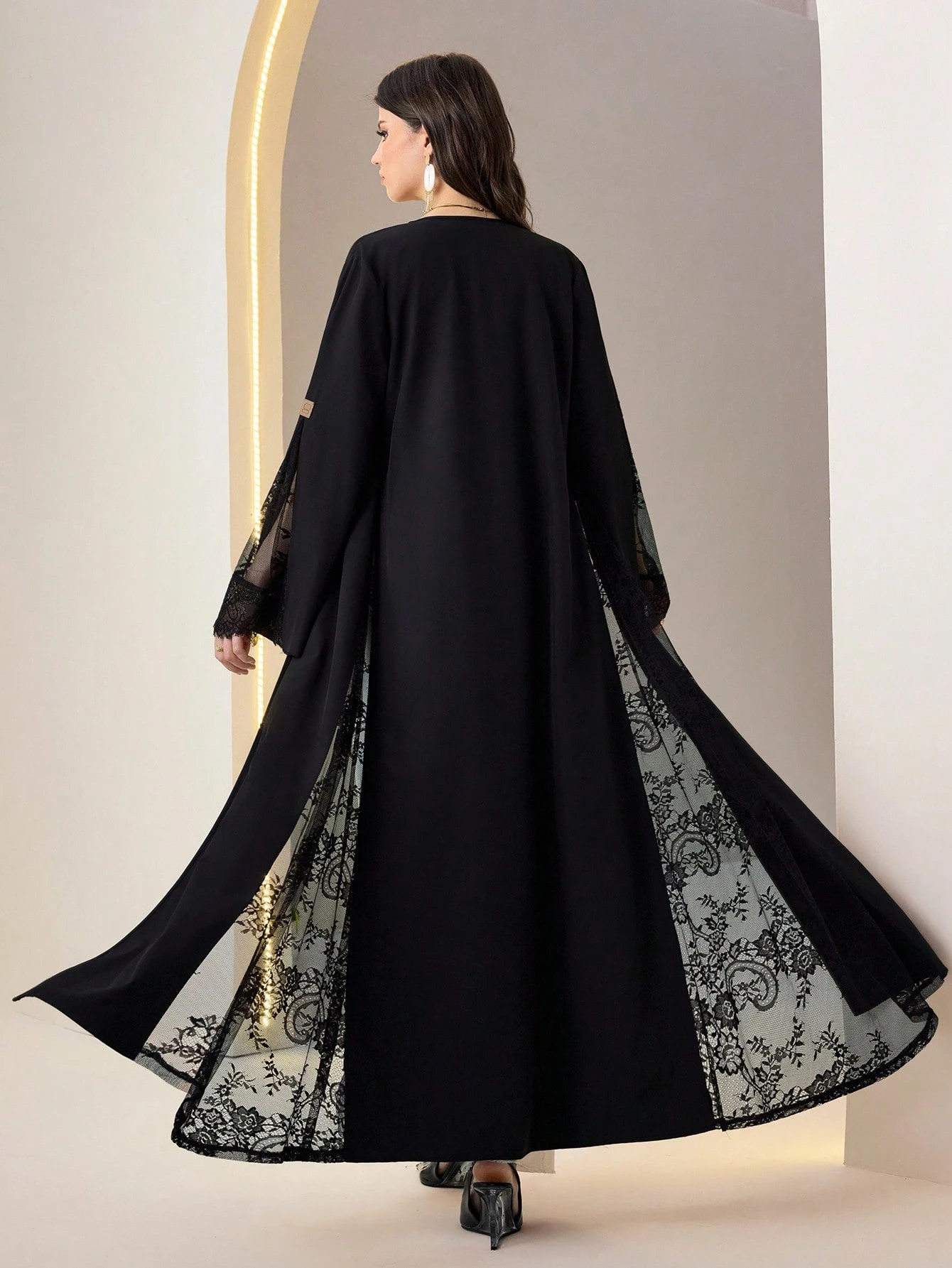 al najma عباءة نسائية أنيقة بلون أحادي مع تصميم من الدانتيل 8