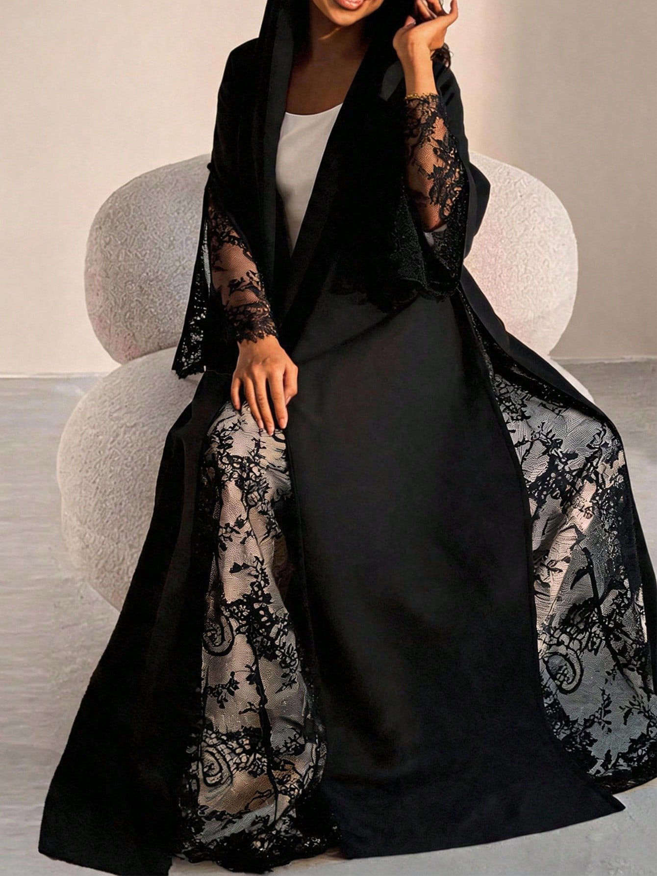 al najma عباءة نسائية أنيقة بلون أحادي مع تصميم من الدانتيل al najma عباءة نسائية أنيقة بلون أحادي مع تصميم من الدانتيل