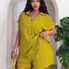 slaydiva طقم نسائي من قطعتين بمقاس كبير من قماش محبوك مرن ذو ملمس، يتضمن قميصاً أخضر فاتحاً سادة بياقة على شكل حرف v وأكمام قصيرة وأساور مطوية، بالإضافة إلى تي شيرت عادي وشورت ضيق، بتصميمات جديدة للربيع والصيف مناسبة لمهرجانات الموسيقى وعيد الفصح والأسلوب 3