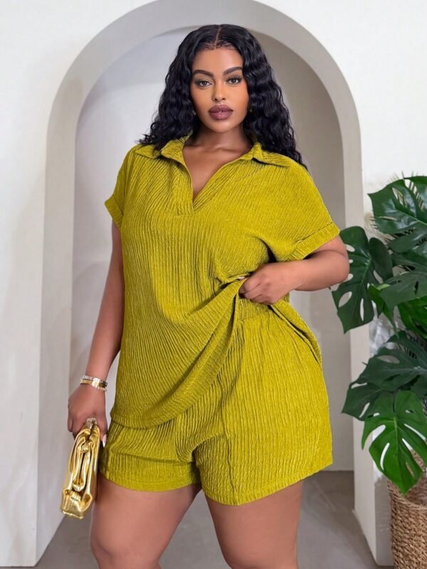slaydiva طقم نسائي من قطعتين بمقاس كبير من قماش محبوك مرن ذو ملمس، يتضمن قميصاً أخضر فاتحاً سادة بياقة على شكل حرف v وأكمام قصيرة وأساور مطوية، بالإضافة إلى تي شيرت عادي وشورت ضيق، بتصميمات جديدة للربيع والصيف مناسبة لمهرجانات الموسيقى وعيد الفصح والأسلوب 3