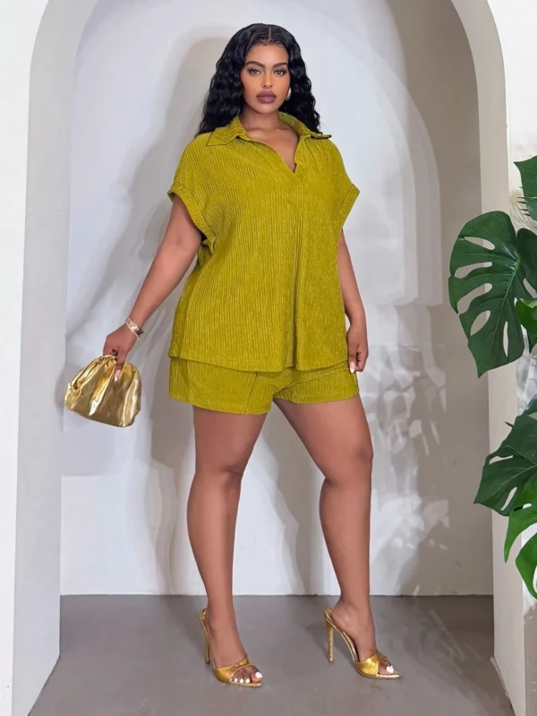 slaydiva طقم نسائي من قطعتين بمقاس كبير من قماش محبوك مرن ذو ملمس، يتضمن قميصاً أخضر فاتحاً سادة بياقة على شكل حرف v وأكمام قصيرة وأساور مطوية، بالإضافة إلى تي شيرت عادي وشورت ضيق، بتصميمات جديدة للربيع والصيف مناسبة لمهرجانات الموسيقى وعيد الفصح والأسلوب 4