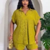 slaydiva طقم نسائي من قطعتين بمقاس كبير من قماش محبوك مرن ذو ملمس، يتضمن قميصاً أخضر فاتحاً سادة بياقة على شكل حرف v وأكمام قصيرة وأساور مطوية، بالإضافة إلى تي شيرت عادي وشورت ضيق، بتصميمات جديدة للربيع والصيف مناسبة لمهرجانات الموسيقى وعيد الفصح والأسلوب 5