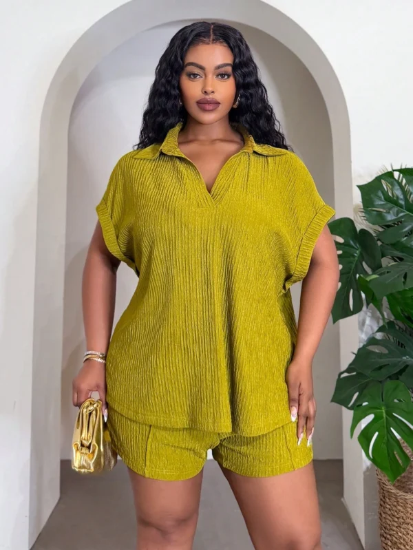 slaydiva طقم نسائي من قطعتين بمقاس كبير من قماش محبوك مرن ذو ملمس، يتضمن قميصاً أخضر فاتحاً سادة بياقة على شكل حرف v وأكمام قصيرة وأساور مطوية، بالإضافة إلى تي شيرت عادي وشورت ضيق، بتصميمات جديدة للربيع والصيف مناسبة لمهرجانات الموسيقى وعيد الفصح والأسلوب 5
