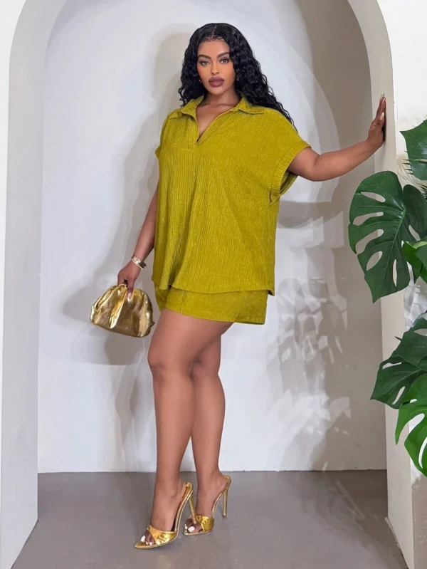 slaydiva طقم نسائي من قطعتين بمقاس كبير من قماش محبوك مرن ذو ملمس، يتضمن قميصاً أخضر فاتحاً سادة بياقة على شكل حرف v وأكمام قصيرة وأساور مطوية، بالإضافة إلى تي شيرت عادي وشورت ضيق، بتصميمات جديدة للربيع والصيف مناسبة لمهرجانات الموسيقى وعيد الفصح والأسلوب 6