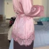 ملابس علوية ساتان أنيقة للنساء للتنقل، ملابس علوية طويلة الأكمام بياقة مستديرة ومرقعة بالدانتيل وربطة الخصر، قماش منسوج أحادي اللون مرقع بالدانتيل غير متماثل/غير متماثل أنيقة للمكتب والاستخدام اليومي والمواعيد أبيض شبه شفاف وردي 14