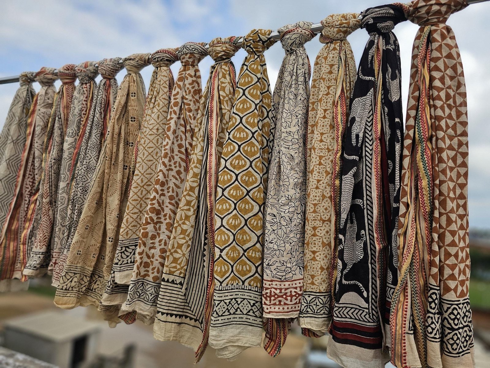قطعة واحدة حقيبة يد صلبة للنساء باللون الأحمر البوردو ، والياقوت ، والبني الغامق ، والقرمزي ، والكرز ، والأسود ، والأزرق من مادة البولي يوريثان مع قلادة عالقة على شكل فرفشة ونجمة، مناسبة للاستخدام اليومي العادي، والتسوق، وتنقل الأعمال، وحقيبة مدرسية، محمو idx_3