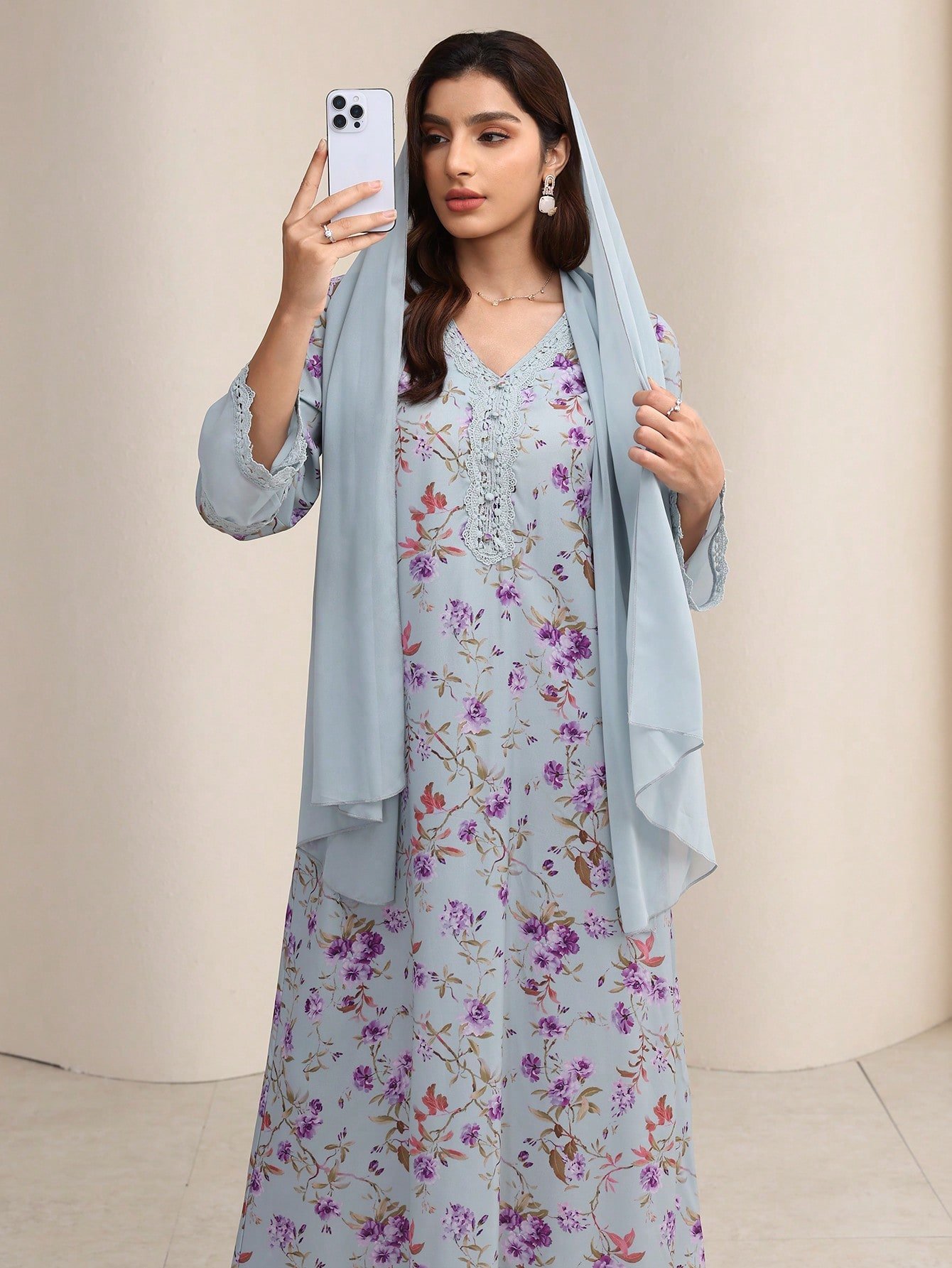 yasmyna فستان شيفون بياقة على شكل حرف v مع لمسات من الدانتيل والطباعة الزهرية مع وشاح الرأس، وردي 8