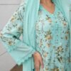 yasmyna فستان شيفون بياقة على شكل حرف v مع لمسات من الدانتيل والطباعة الزهرية مع وشاح الرأس، وردي 1
