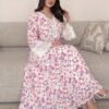 yasmyna فستان شيفون بياقة على شكل حرف v مع لمسات من الدانتيل والطباعة الزهرية مع وشاح الرأس، وردي 6